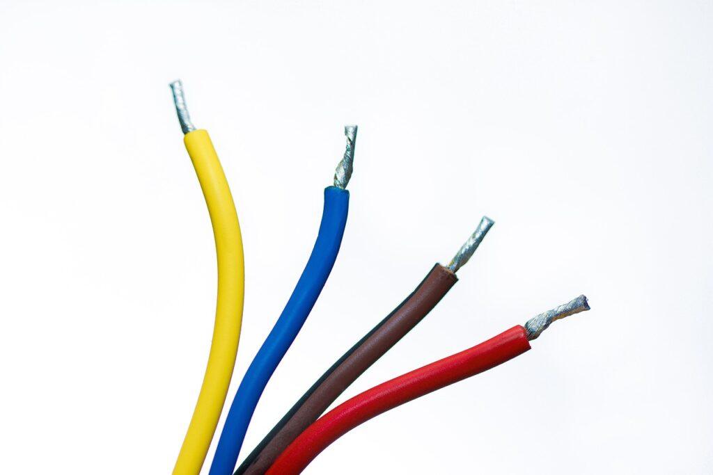 Vier Kabel in den Farben gelb, blau, braun und rot