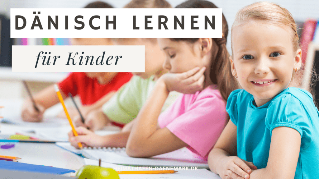 Ein Schulkind lernt Dänisch und blickt freundlich in die Kamera