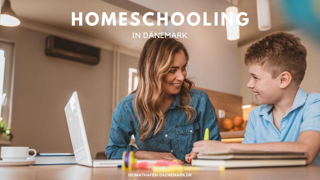 Eine Mutter unterrichtet ihr Kind selbst zu Hause im Homeschooling in Dänemark