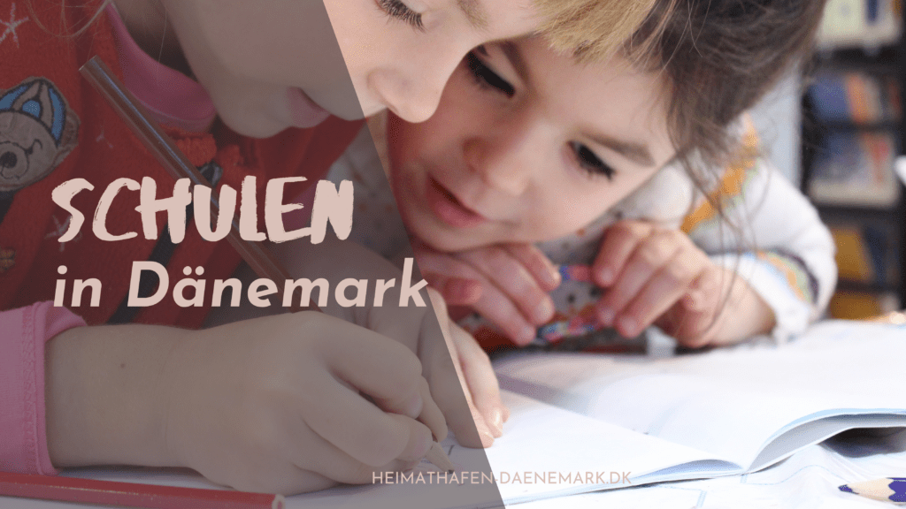 Zwei Mädchen lernen zusammen in einer Schule in Dänemark