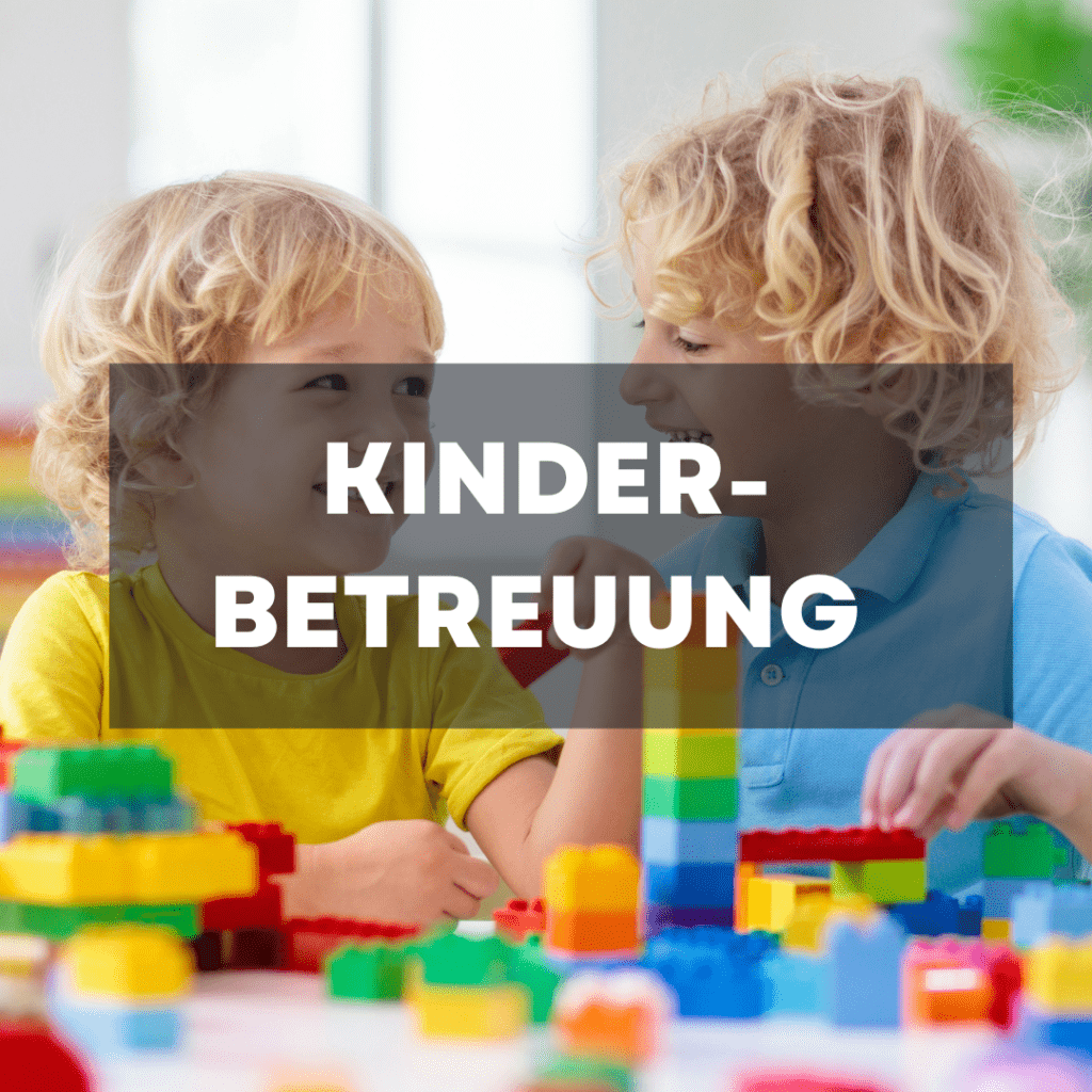 Zwei blonde Jungs spielen miteinander Lego in einer Betreuung in Dänemark