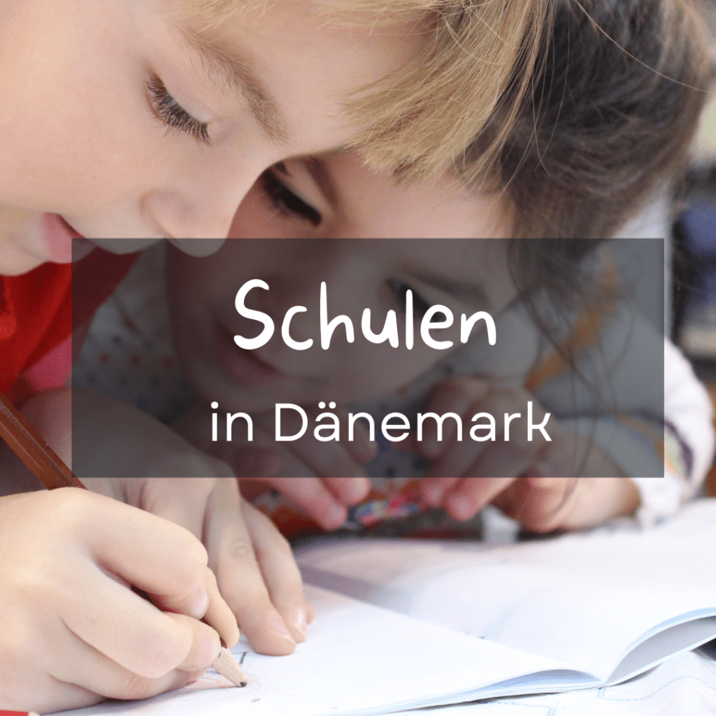 Zwei Mädchen lernen gemeinsam an einer Schule in Dänemark