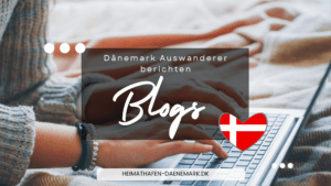 Eine Frau schreibt einen Blog-Text in ihren Laptop mit dänischer Flagge