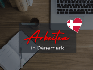 Ein Schreibtisch mit Notizbuch und Laptop für das Arbeiten in Dänemark