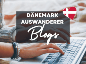 Zwei Frauenhände mit einem Perlenarmband schreiben auf einem Laptop einen Blogeintrag über das Auswandern in Dänemark 