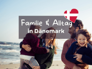 Eine fröhliche Familie mit Kinder an einem Strand in Dänemark lebt ihren Alltag