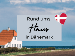 Ein dänisches Haus mit roten Ziegeln steht in Strandnähe mit Text "Rund ums Haus in Dänemark"