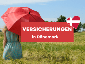Eine blonde Frau in einem Sommerkleid steht in einem Kornfeld in Dänemark mit einem roten Schirm, der für Versicherung steht