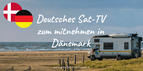 Ein deutscher Camper steht auf einem dänischen Strand und schaut TV